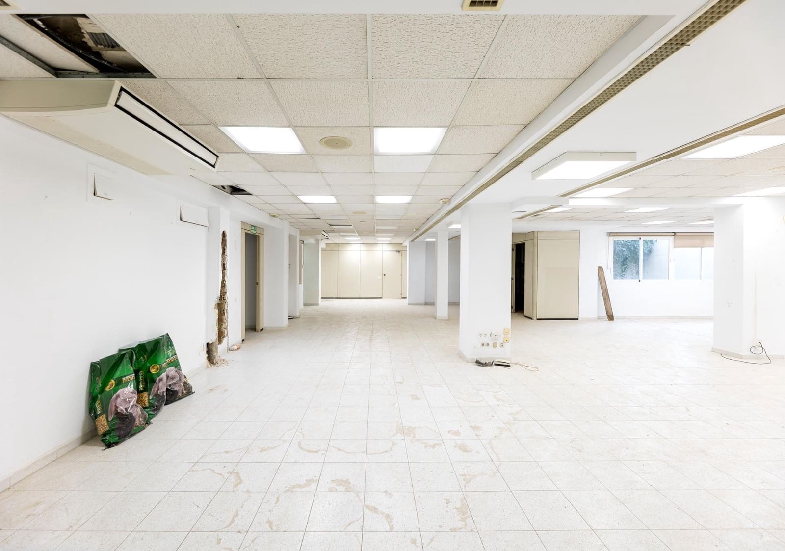 Kommersiell till salu i Granada stad - 980 000 € (Ref: 9652254)