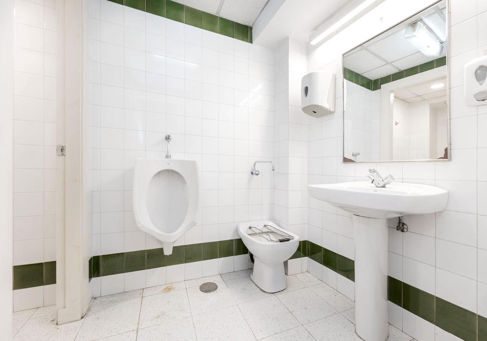 Kommersiell till salu i Granada stad - 980 000 € (Ref: 9652254)