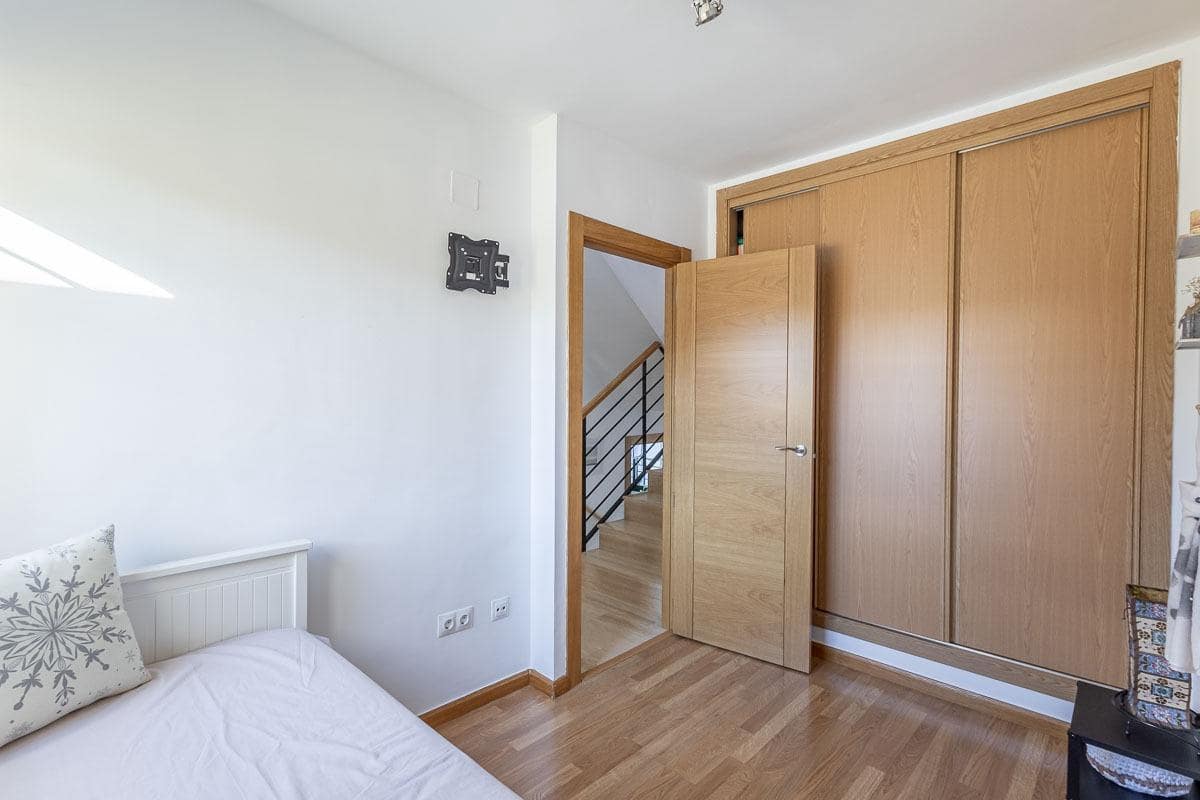 3 chambre Villa/Maison Mitoyenne à vendre à Las Gabias avec piscine garage - 279 000 € (Ref: 9652256)