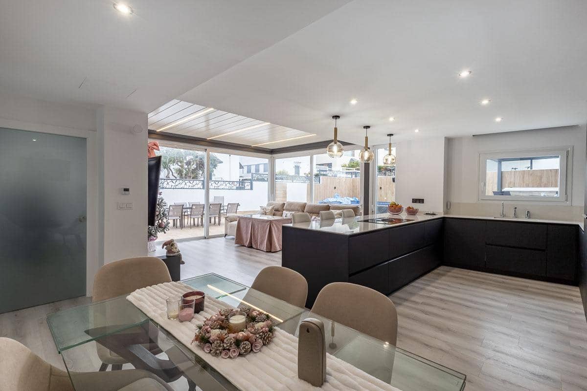 3 slaapkamer Rijtjeshuis te koop in Albolote met zwembad garage - € 620.000 (Ref: 9656299)