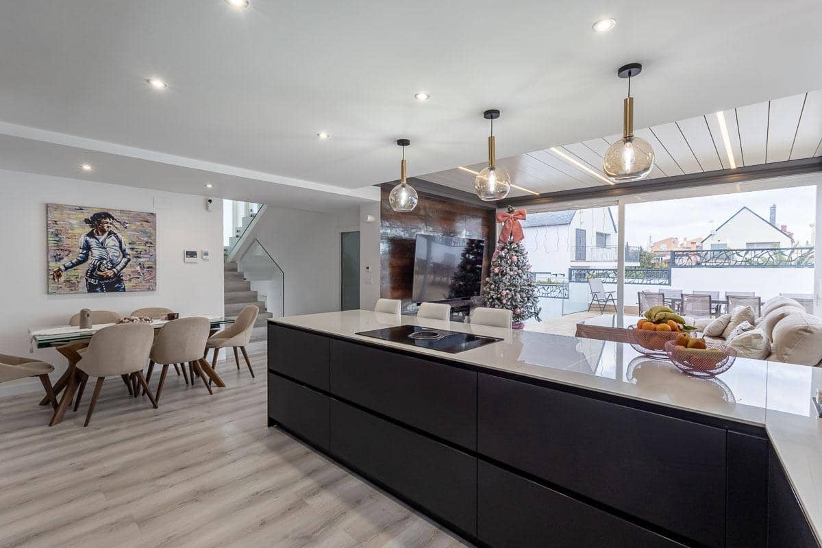 3 slaapkamer Rijtjeshuis te koop in Albolote met zwembad garage - € 620.000 (Ref: 9656299)