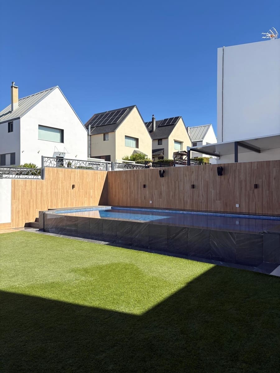 3 slaapkamer Rijtjeshuis te koop in Albolote met zwembad garage - € 620.000 (Ref: 9656299)