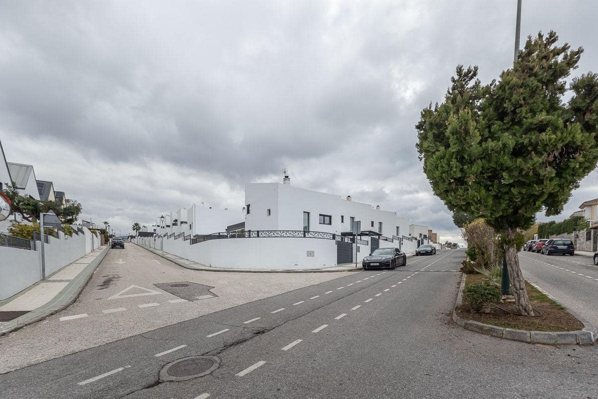 3 slaapkamer Rijtjeshuis te koop in Albolote met zwembad garage - € 620.000 (Ref: 9656299)