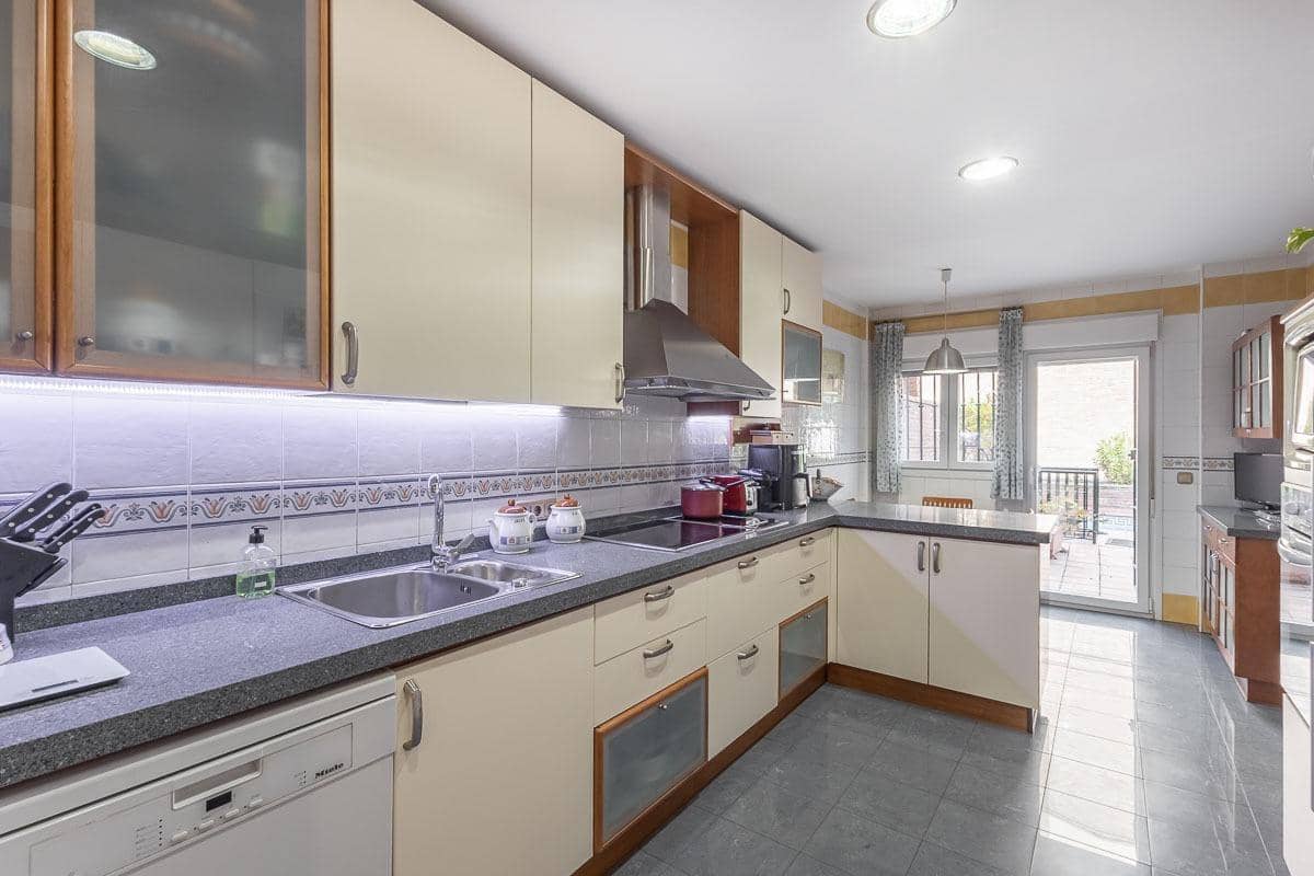 6 Zimmer Doppelhaus zu verkaufen in Granada Stadt mit Pool - 995.000 € (Ref: 9659654)