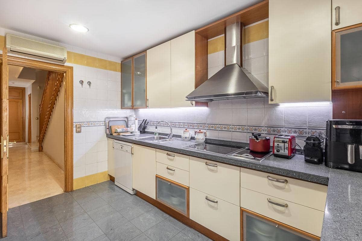 6 Zimmer Doppelhaus zu verkaufen in Granada Stadt mit Pool - 995.000 € (Ref: 9659654)