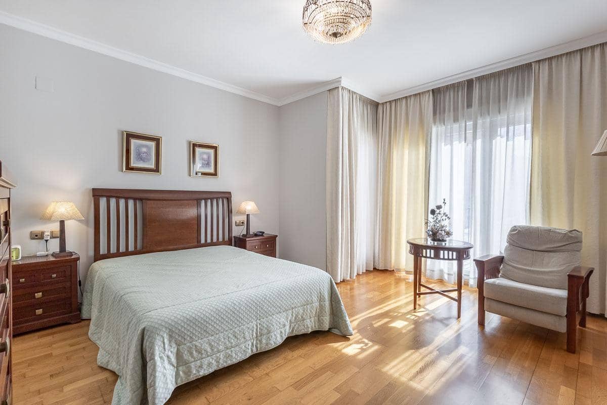6 Zimmer Doppelhaus zu verkaufen in Granada Stadt mit Pool - 995.000 € (Ref: 9659654)