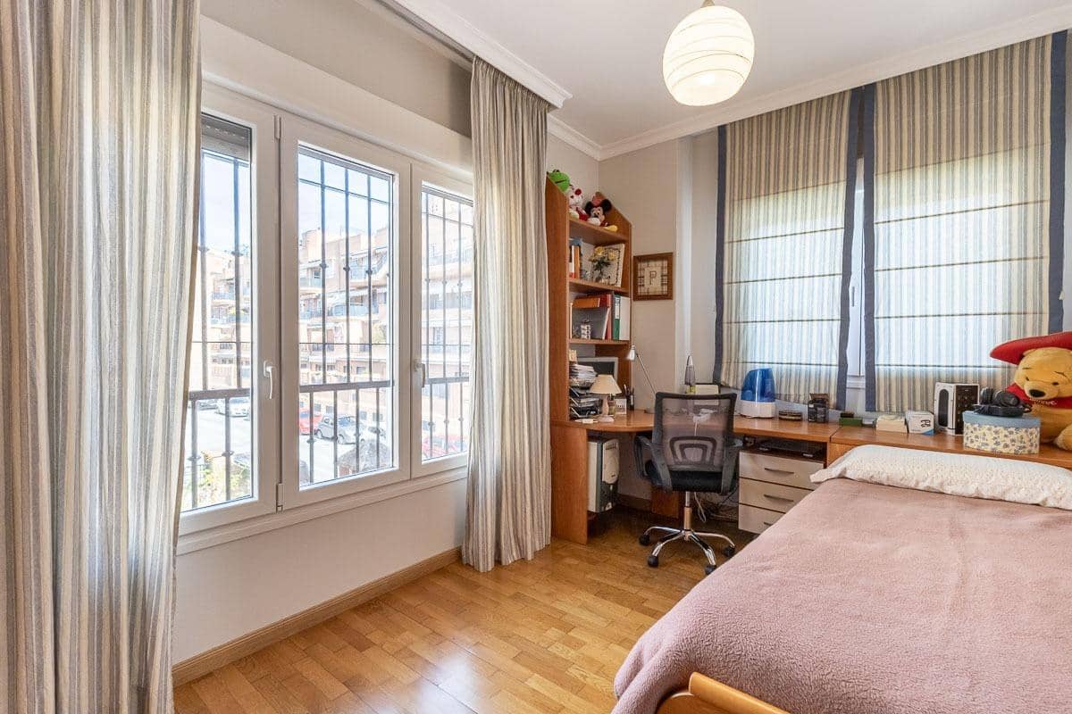 6 Zimmer Doppelhaus zu verkaufen in Granada Stadt mit Pool - 995.000 € (Ref: 9659654)