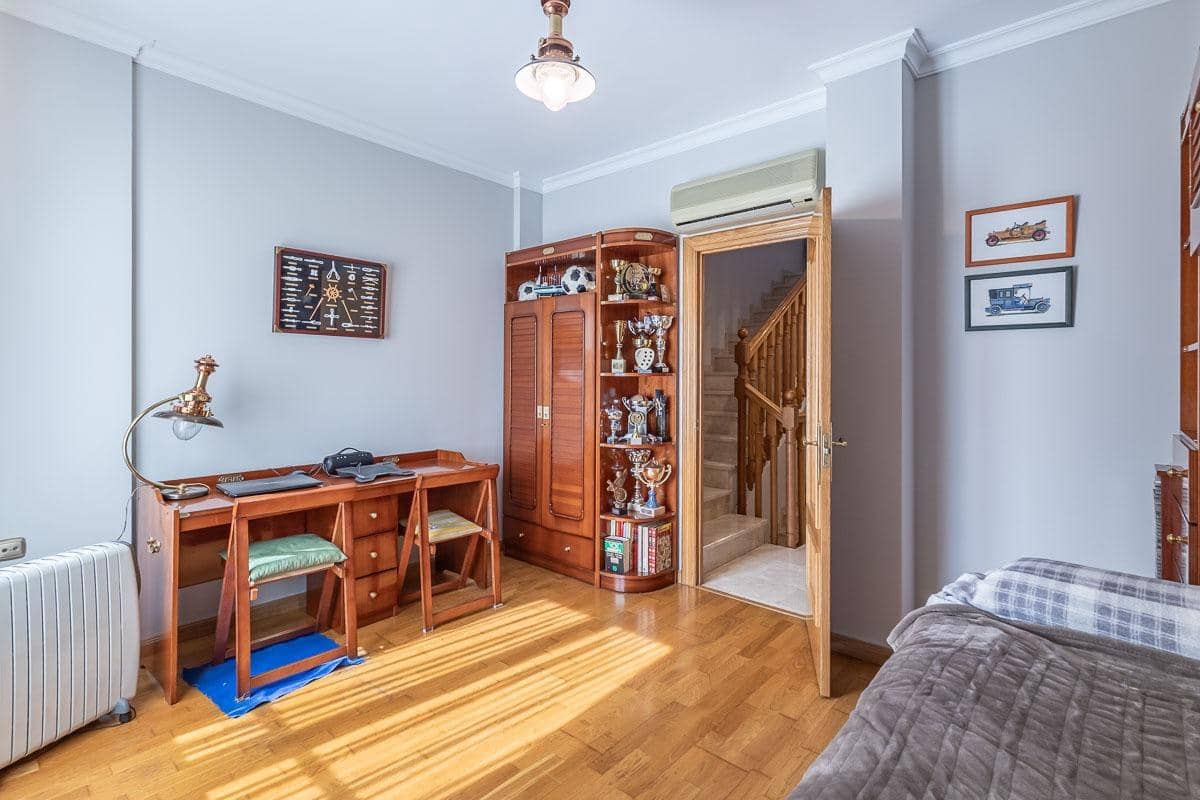 6 Zimmer Doppelhaus zu verkaufen in Granada Stadt mit Pool - 995.000 € (Ref: 9659654)