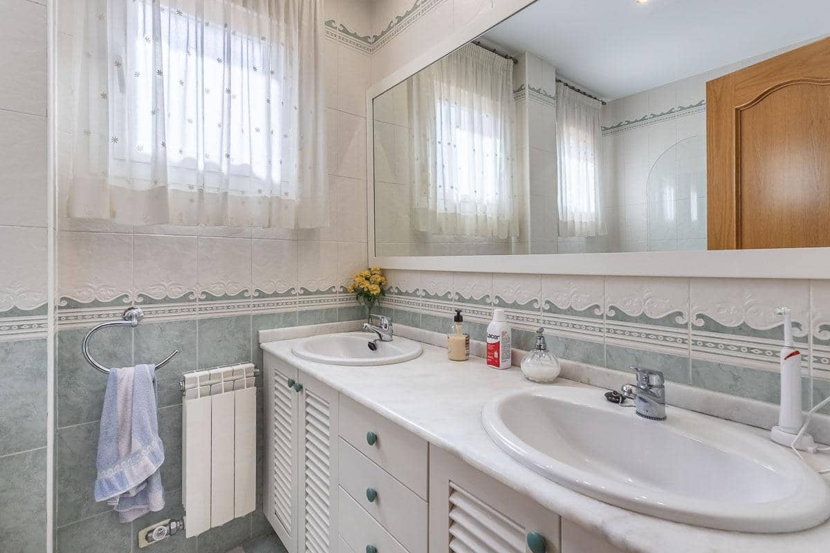 6 Zimmer Doppelhaus zu verkaufen in Granada Stadt mit Pool - 995.000 € (Ref: 9659654)