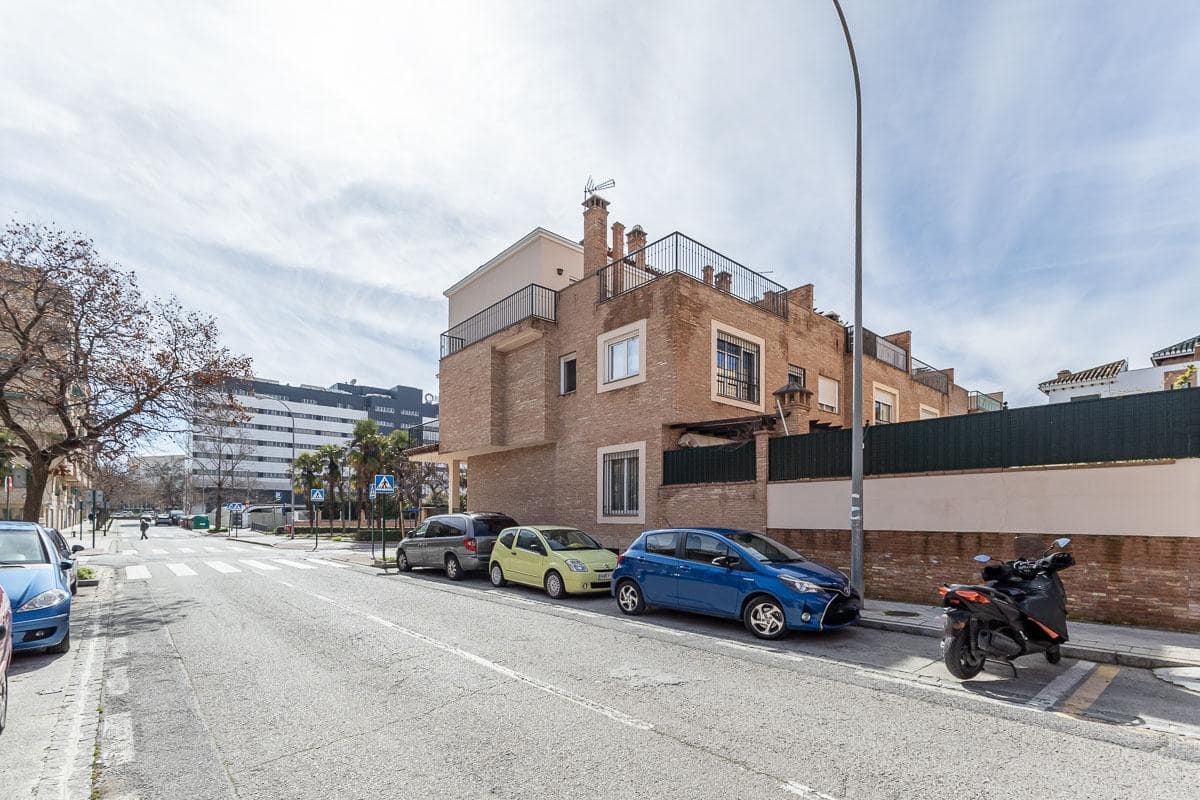 6 Zimmer Doppelhaus zu verkaufen in Granada Stadt mit Pool - 995.000 € (Ref: 9659654)