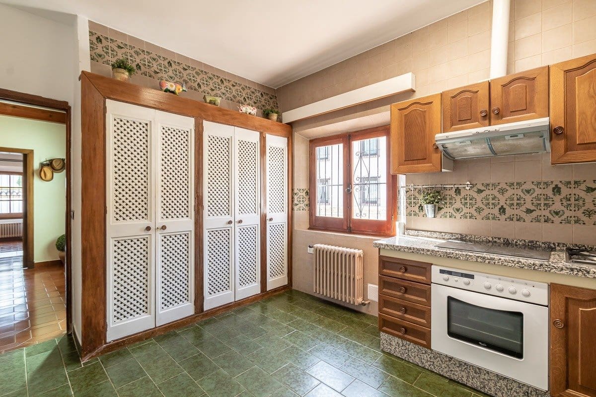 5 Zimmer Villa zu verkaufen in Granada Stadt mit Pool Garage - 975.000 € (Ref: 9666972)