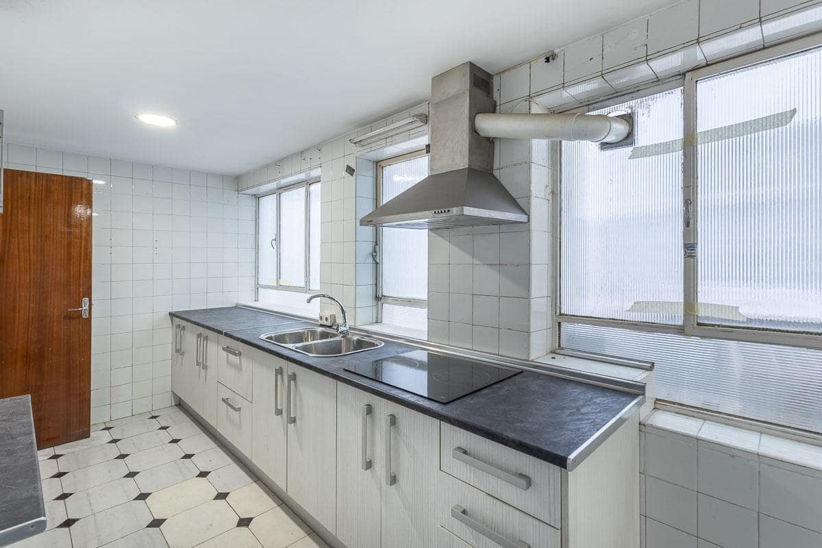 7 Zimmer Wohnung zu verkaufen in Granada Stadt mit Garage - 420.000 € (Ref: 9670933)