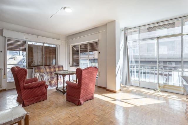 7 bedroom Flat for sale in Pajaritos - Plaza de Toros, Granada city with garage - € 420,000 (Ref: 9670933)