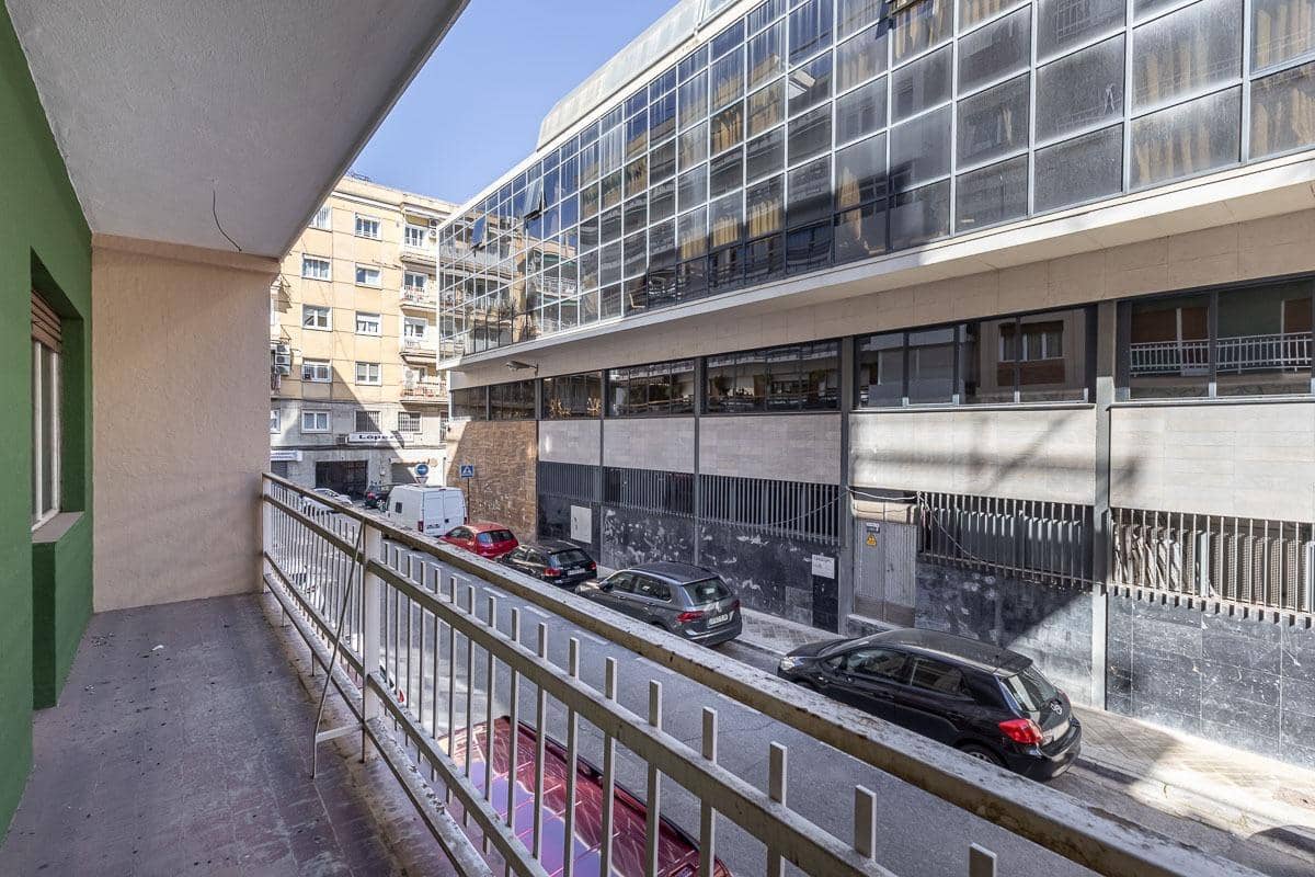 7 Zimmer Wohnung zu verkaufen in Granada Stadt mit Garage - 420.000 € (Ref: 9670933)