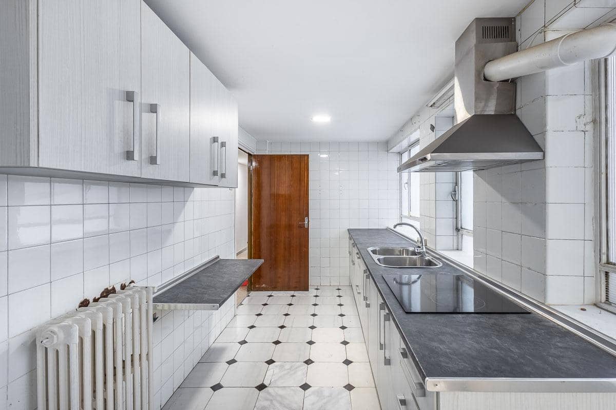 7 Zimmer Wohnung zu verkaufen in Granada Stadt mit Garage - 420.000 € (Ref: 9670933)