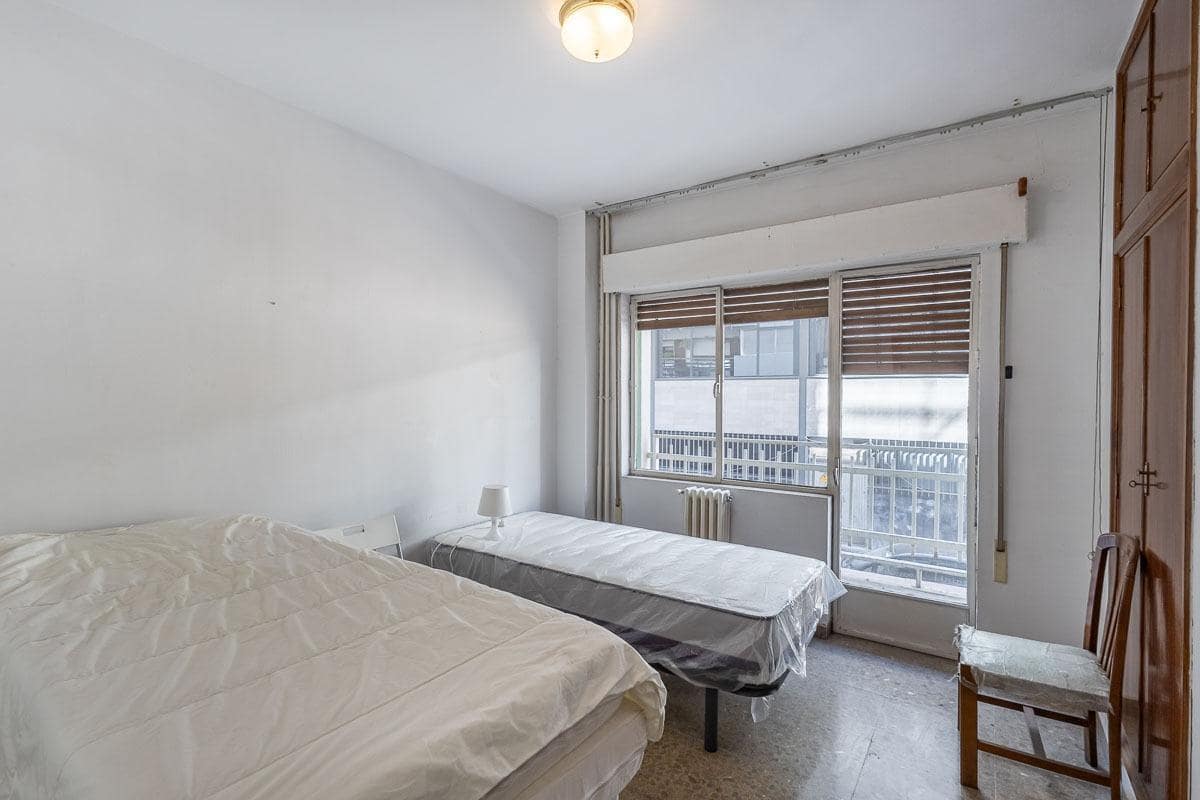 7 Zimmer Wohnung zu verkaufen in Granada Stadt mit Garage - 420.000 € (Ref: 9670933)