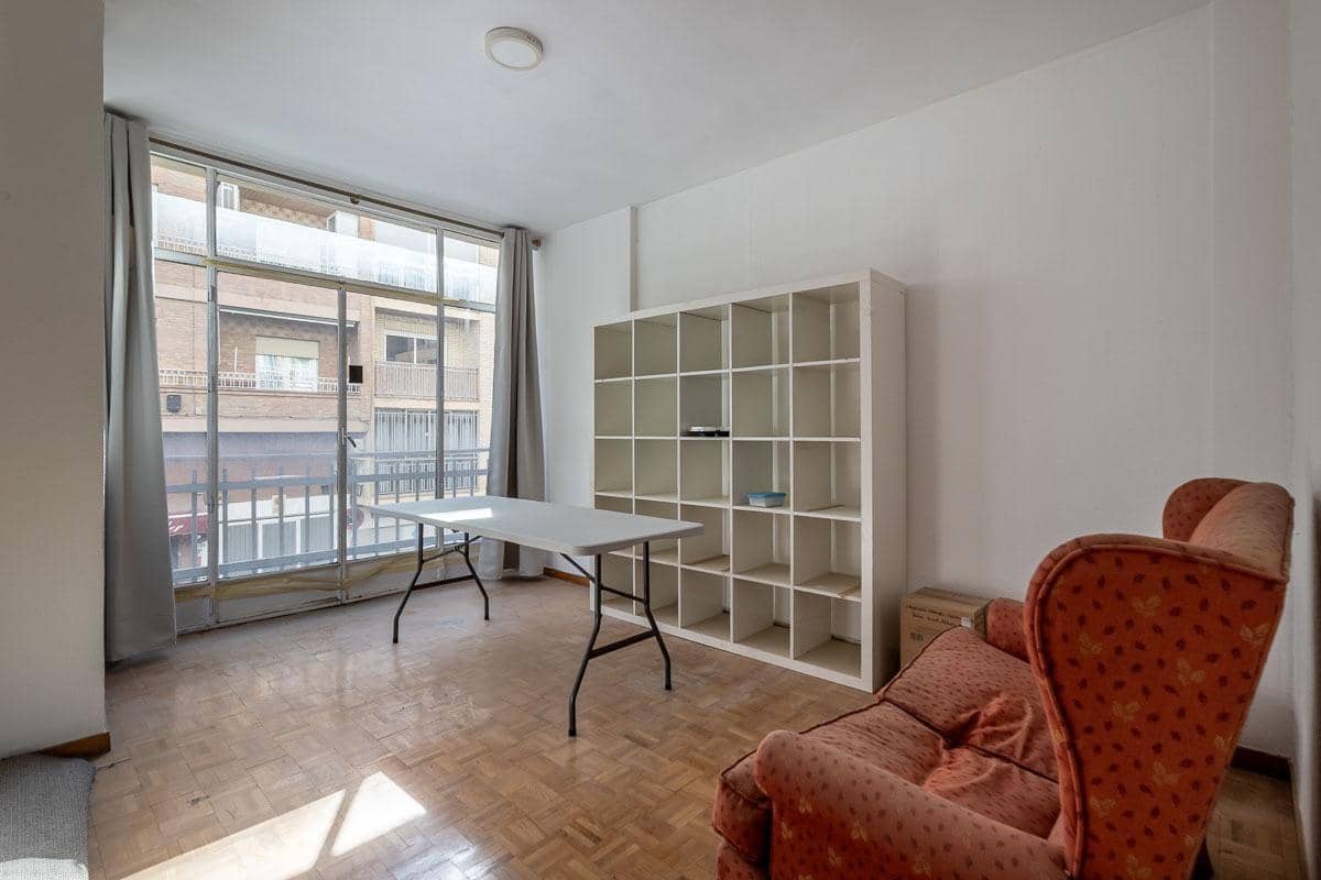 7 Zimmer Wohnung zu verkaufen in Granada Stadt mit Garage - 420.000 € (Ref: 9670933)