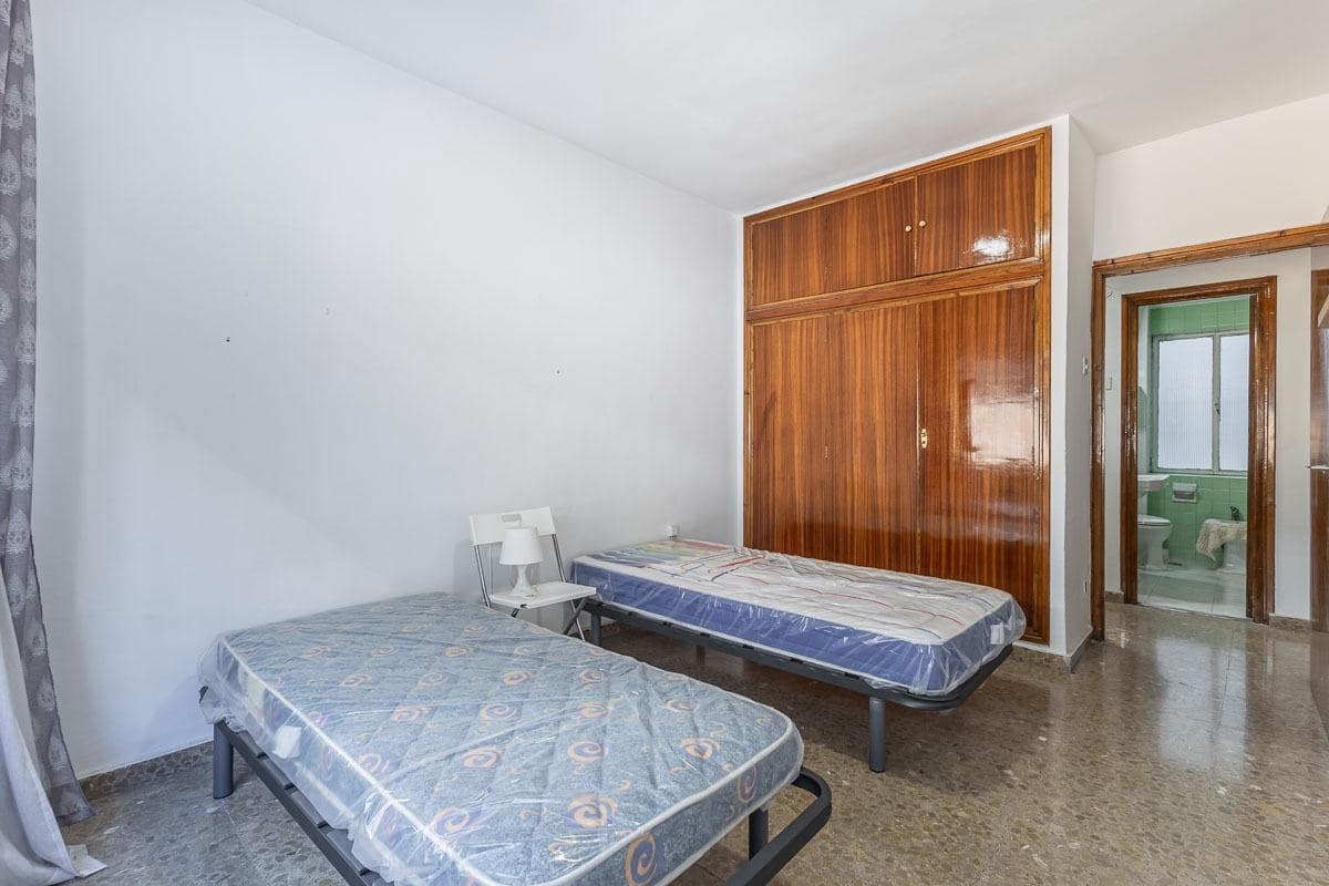 7 Zimmer Wohnung zu verkaufen in Granada Stadt mit Garage - 420.000 € (Ref: 9670933)