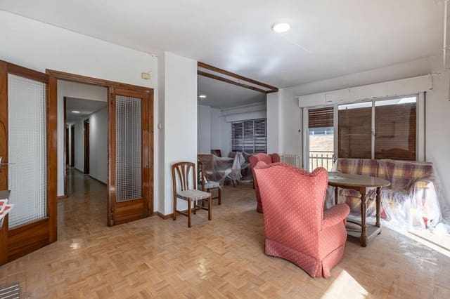 7 bedroom Flat for sale in Pajaritos - Plaza de Toros, Granada city with garage - € 420,000 (Ref: 9670933)
