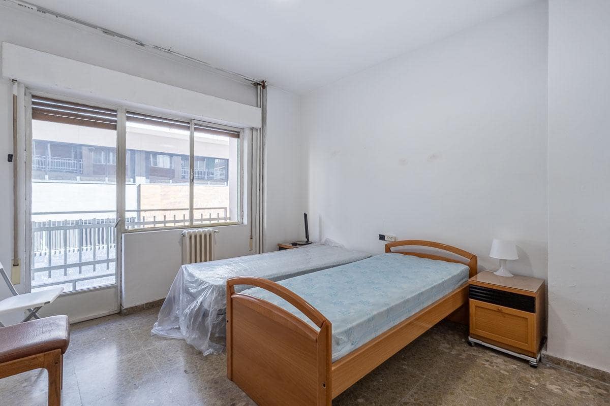 7 Zimmer Wohnung zu verkaufen in Granada Stadt mit Garage - 420.000 € (Ref: 9670933)