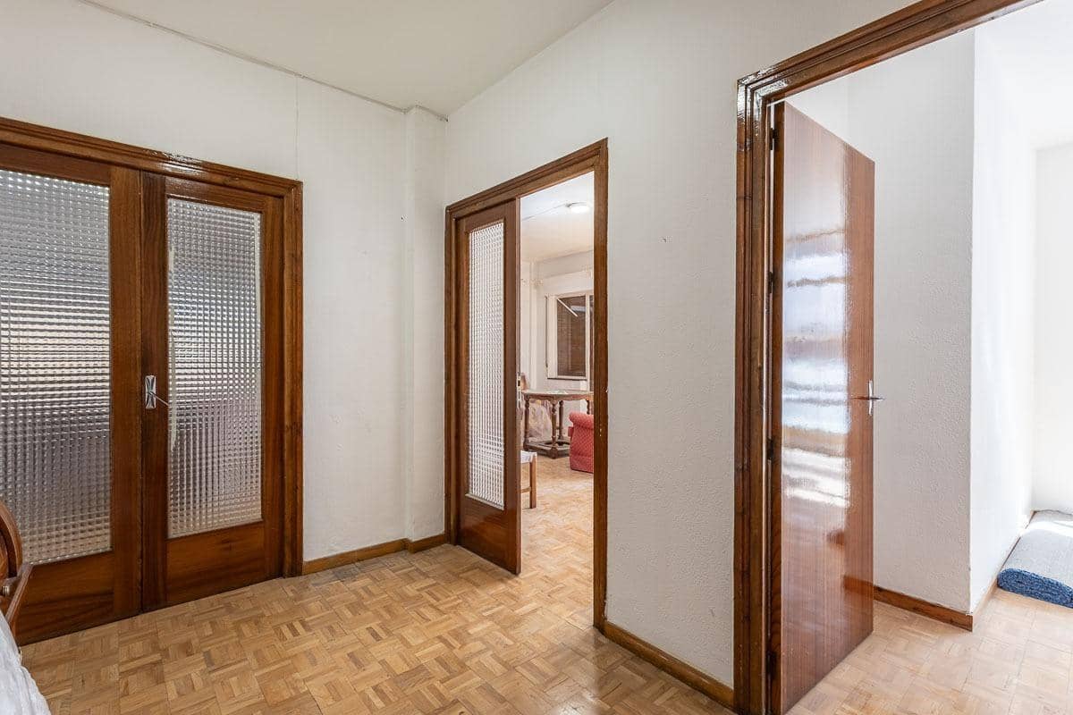 7 Zimmer Wohnung zu verkaufen in Granada Stadt mit Garage - 420.000 € (Ref: 9670933)