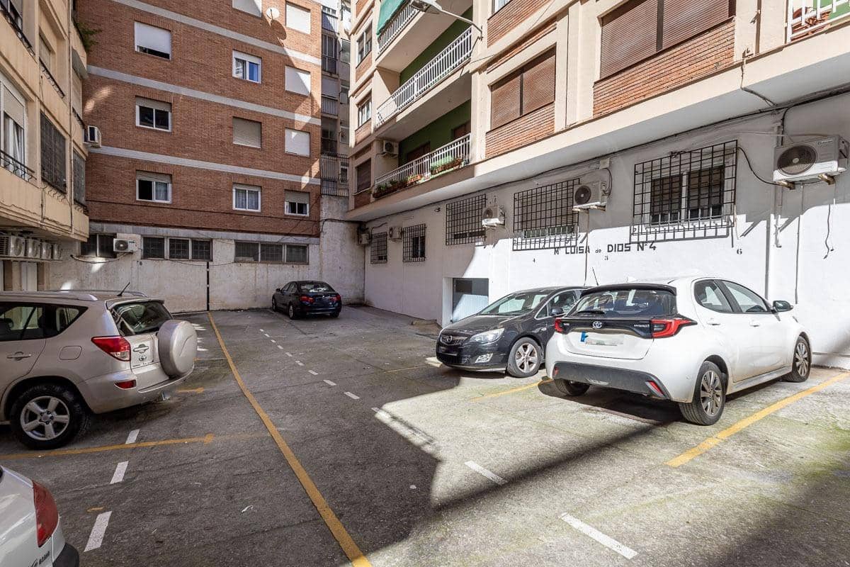 7 Zimmer Wohnung zu verkaufen in Granada Stadt mit Garage - 420.000 € (Ref: 9670933)