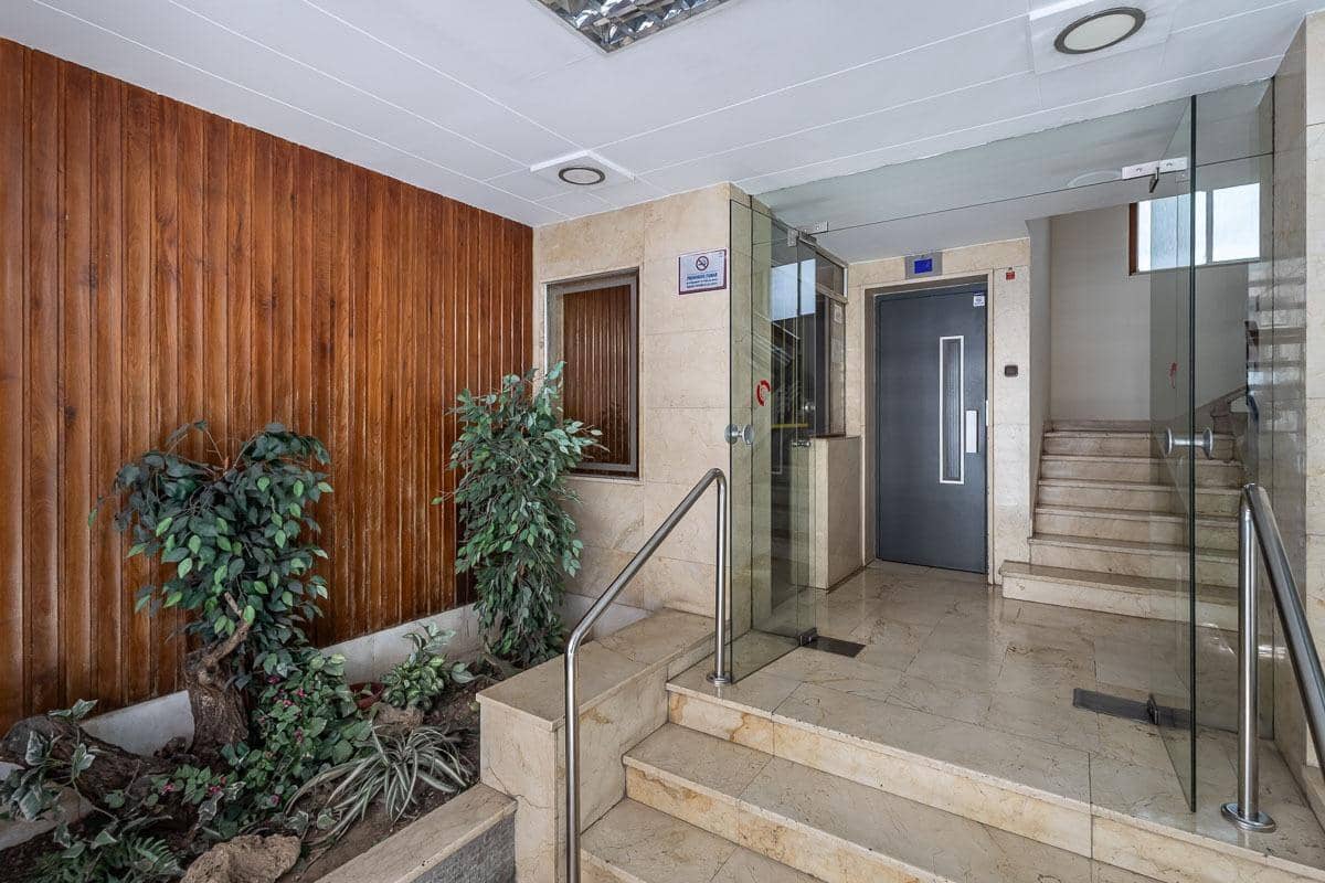 7 Zimmer Wohnung zu verkaufen in Granada Stadt mit Garage - 420.000 € (Ref: 9670933)