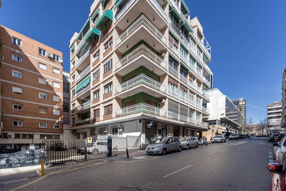 7 Zimmer Wohnung zu verkaufen in Granada Stadt mit Garage - 420.000 € (Ref: 9670933)