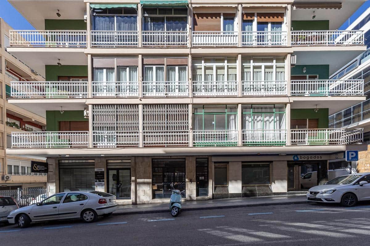 7 Zimmer Wohnung zu verkaufen in Granada Stadt mit Garage - 420.000 € (Ref: 9670933)