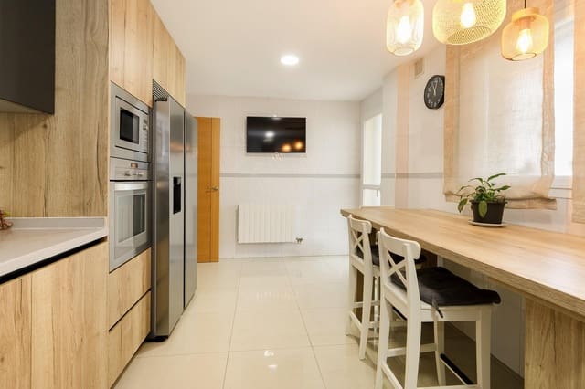 4 sovrum Radhus till salu i Churriana de la Vega med garage - 365 000 € (Ref: 9674510)