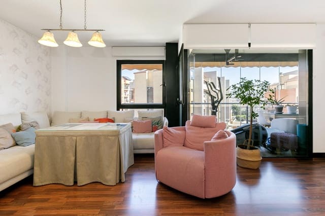 4 bedroom Flat for sale in Granada city with pool garage - € 410,000 (Ref: 9674511)