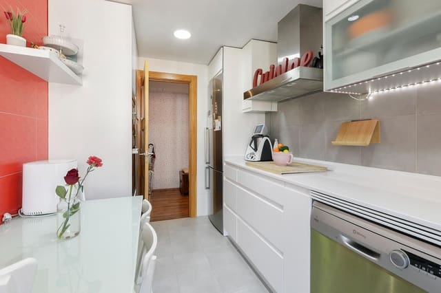 4 bedroom Flat for sale in Granada city with pool garage - € 410,000 (Ref: 9674511)