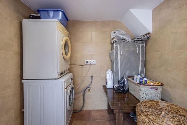 Casa de 3 habitaciones en Cúllar Vega en venta - 225.000 € (Ref: 9674524)