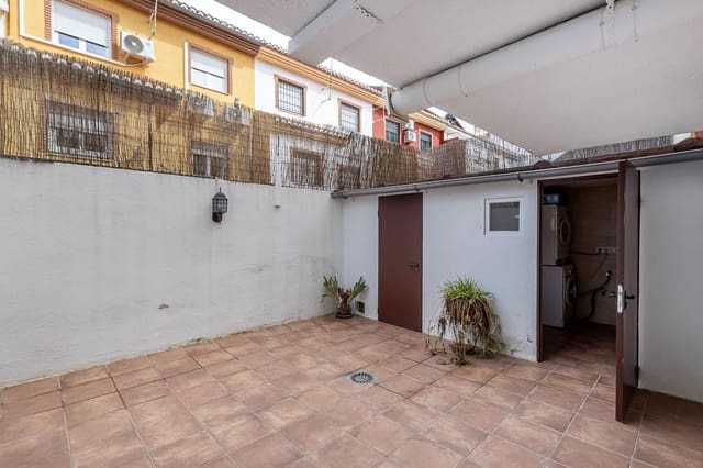 Casa de 3 habitaciones en Cúllar Vega en venta - 225.000 € (Ref: 9674524)