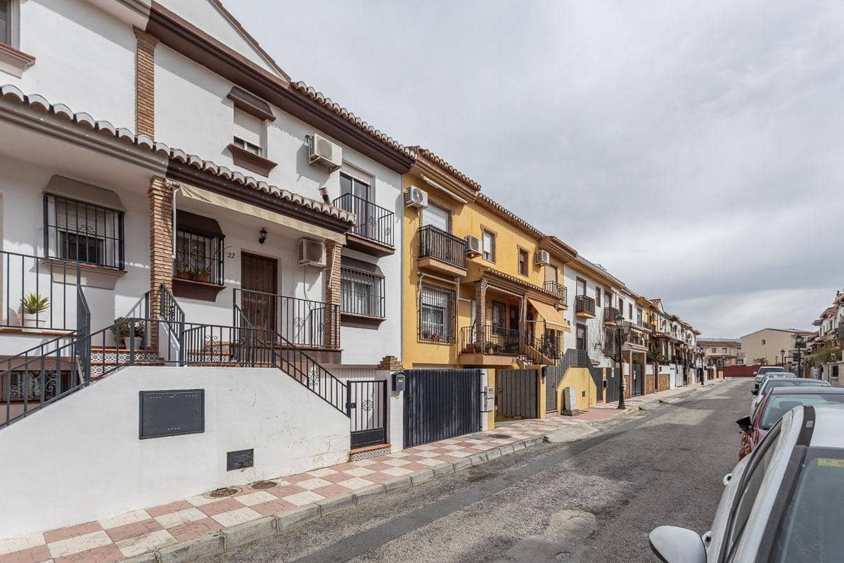 Casa de 3 habitaciones en Cúllar Vega en venta - 225.000 € (Ref: 9674524)
