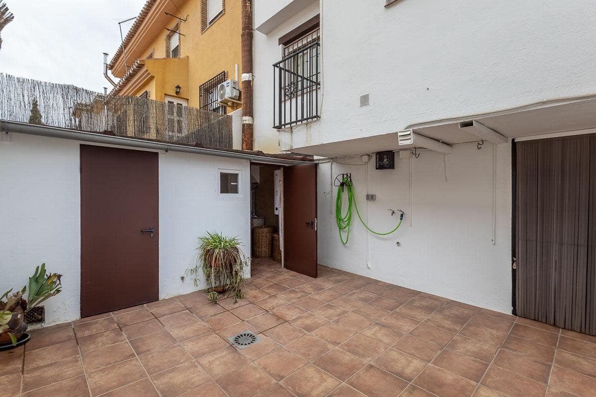 Casa de 3 habitaciones en Cúllar Vega en venta - 225.000 € (Ref: 9674524)