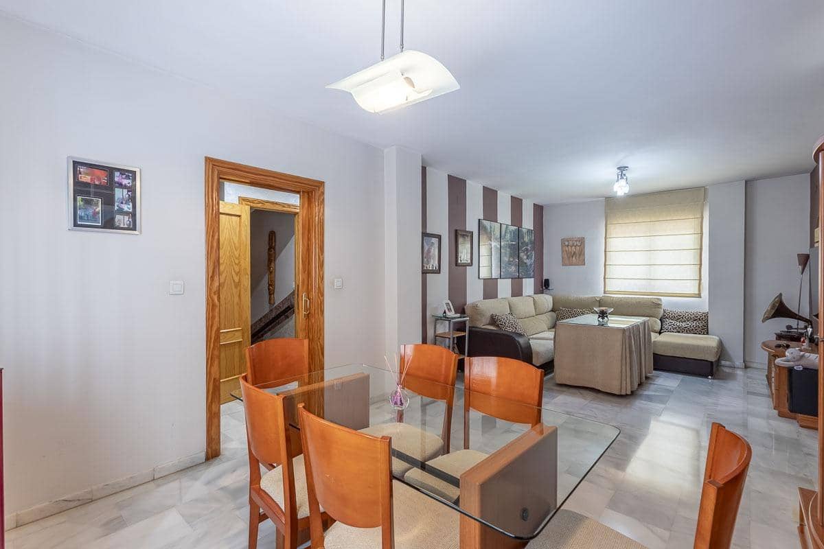 Casa de 3 habitaciones en Cúllar Vega en venta - 225.000 € (Ref: 9674524)