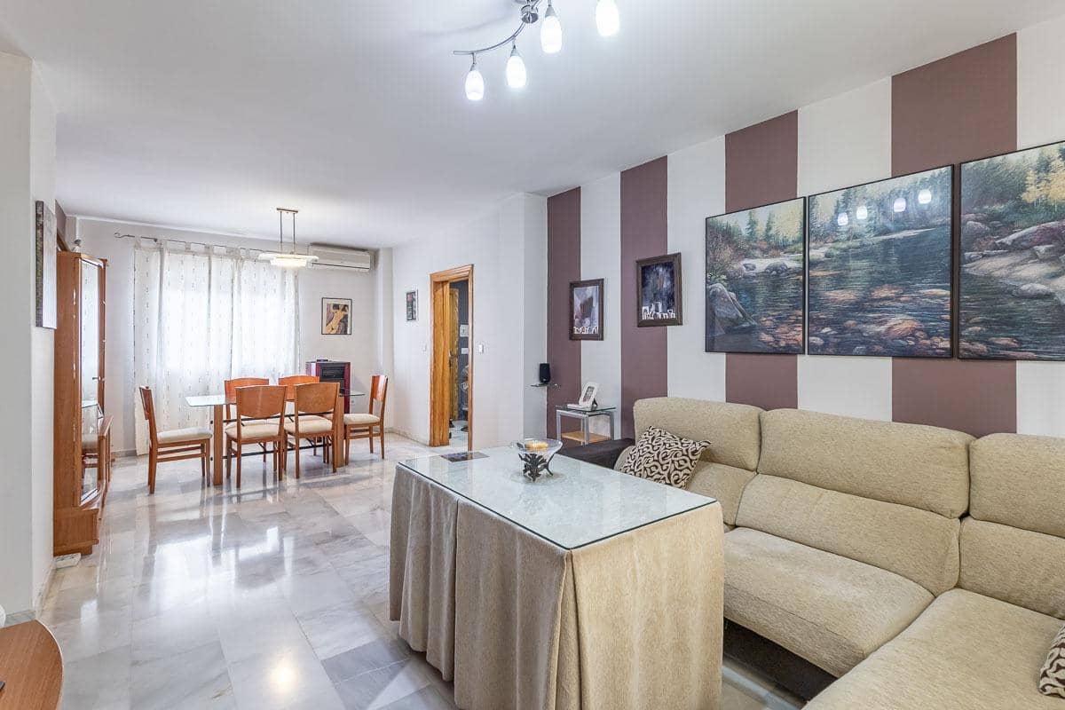 Casa de 3 habitaciones en Cúllar Vega en venta - 225.000 € (Ref: 9674524)