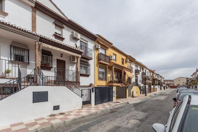 Casa de 3 habitaciones en Cúllar Vega en venta - 225.000 € (Ref: 9674524)