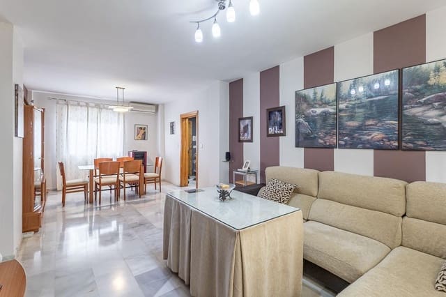 Casa de 3 habitaciones en Cúllar Vega en venta - 225.000 € (Ref: 9674524)