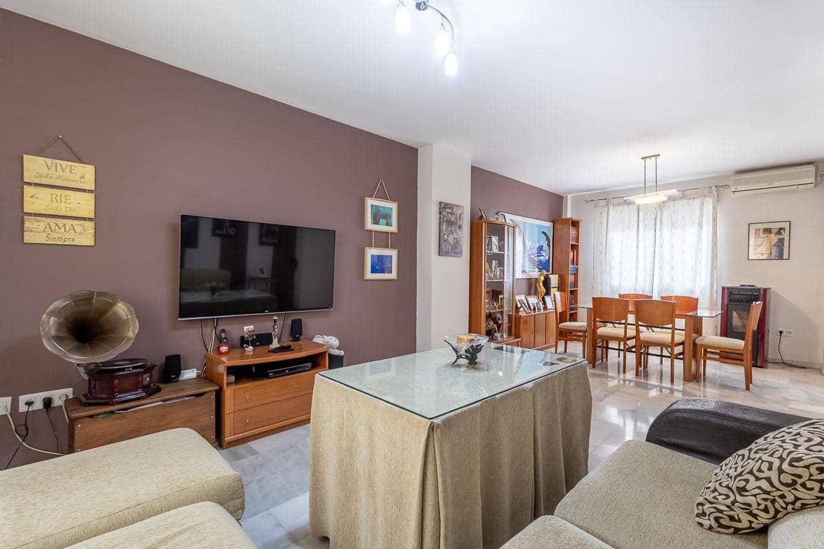 Casa de 3 habitaciones en Cúllar Vega en venta - 225.000 € (Ref: 9674524)