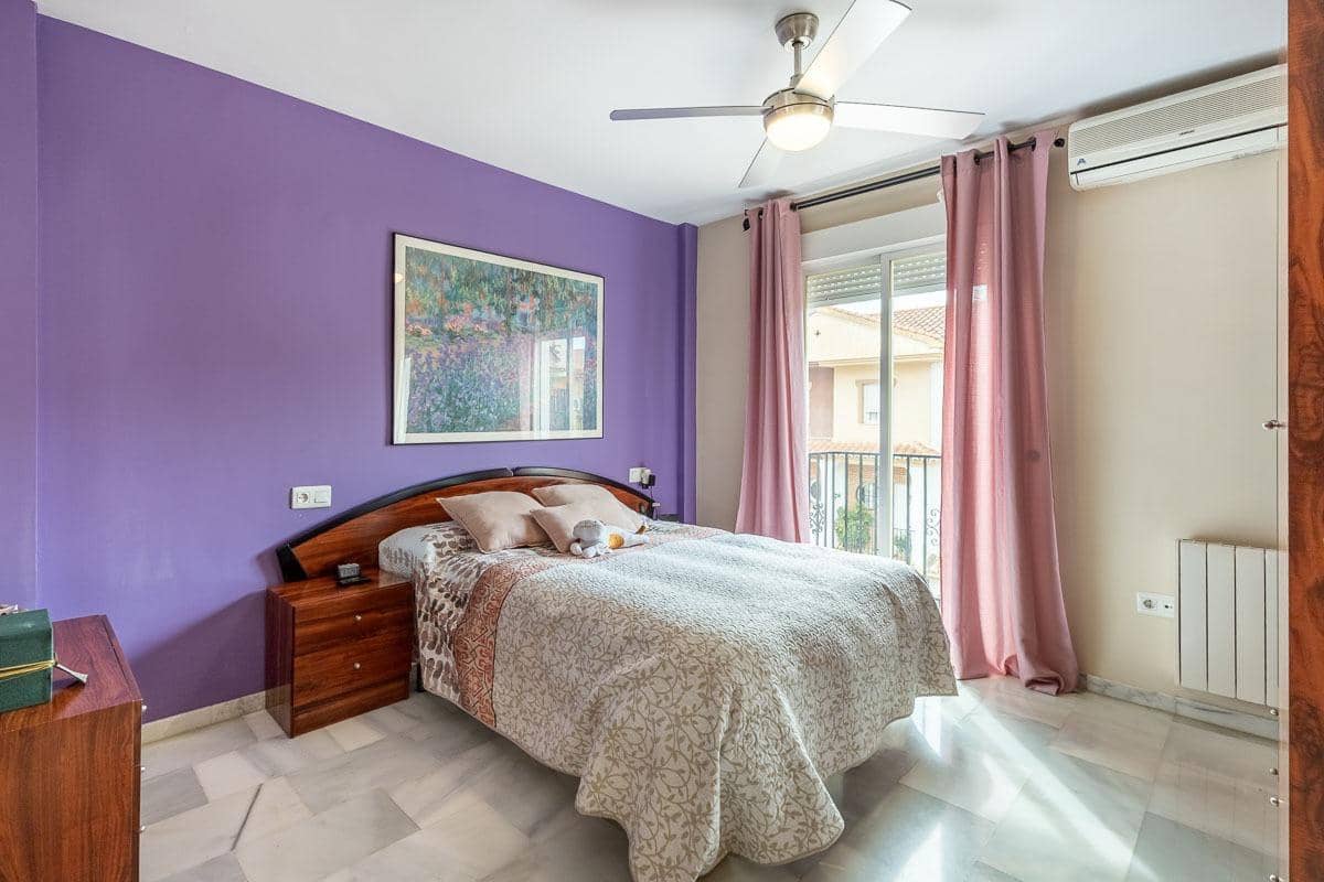 Casa de 3 habitaciones en Cúllar Vega en venta - 225.000 € (Ref: 9674524)