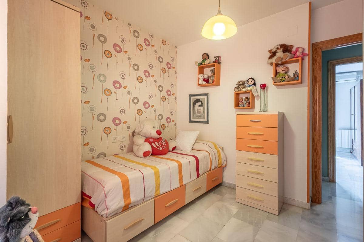 Casa de 3 habitaciones en Cúllar Vega en venta - 225.000 € (Ref: 9674524)