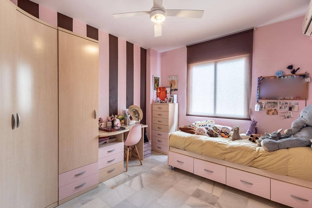 Casa de 3 habitaciones en Cúllar Vega en venta - 225.000 € (Ref: 9674524)