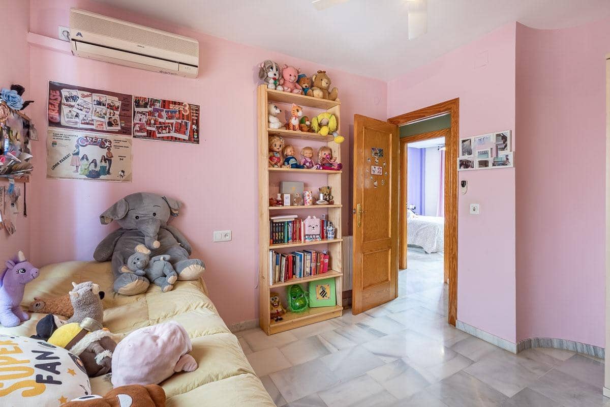 Casa de 3 habitaciones en Cúllar Vega en venta - 225.000 € (Ref: 9674524)