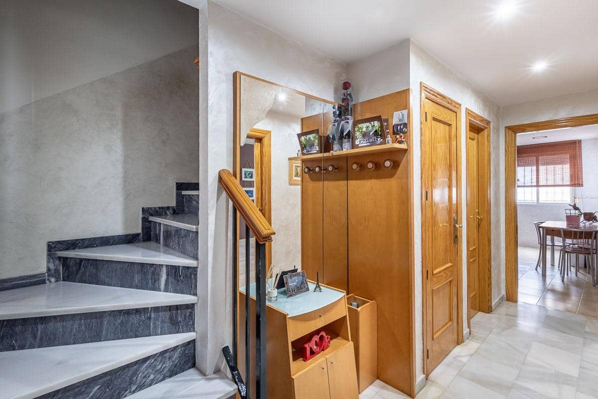 Casa de 3 habitaciones en Cúllar Vega en venta - 225.000 € (Ref: 9674524)