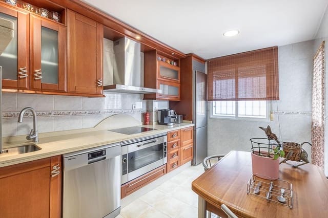 Casa de 3 habitaciones en Cúllar Vega en venta - 225.000 € (Ref: 9674524)