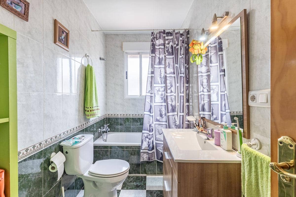 Casa de 3 habitaciones en Cúllar Vega en venta - 225.000 € (Ref: 9674524)