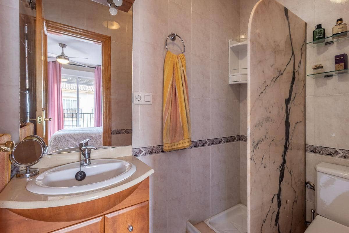 Casa de 3 habitaciones en Cúllar Vega en venta - 225.000 € (Ref: 9674524)