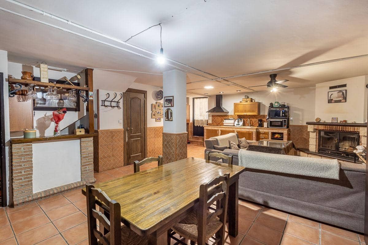 Casa de 3 habitaciones en Cúllar Vega en venta - 225.000 € (Ref: 9674524)